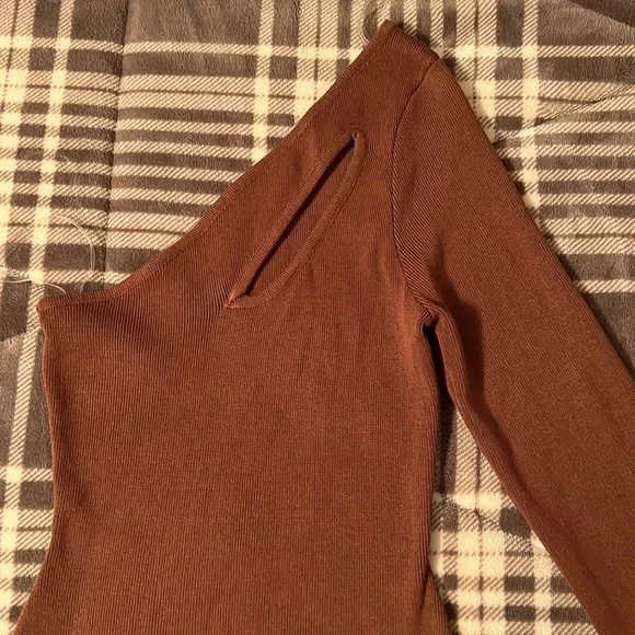 HP!! 🥳NWOT Brown one sleeve asymmetrical bodysuit - Picture 2 of 3